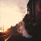 小沢駅を出発するD51形蒸気機関車