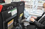 「成田エクスプレス」E259系の普通車はシートピッチが1020mmと広々している。写真は2020年11月に行われたテレワーク実証実験の様子（編集部撮影）