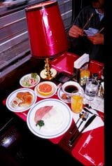 「あさかぜ」食堂車の洋朝食（撮影：南正時）