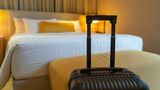 トコジラミは、宿泊客のカバンや衣服などについてきてホテルの客室に住み着く（写真はイメージ、structuresxx／PIXTA）