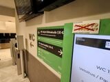 ヘルシンキ中央駅のトイレはクレジットカードのタッチ決済が残されていた（筆者撮影）