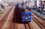 走り去る「みずほ」。ブルートレインの美しいブルーの車体は多くの鉄道ファンの憧れだった（撮影：橋爪智之）