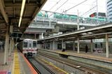 武蔵野線には貨物列車も頻繁に往来する（記者撮影）