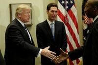 トランプ米大統領､｢通貨押し下げ｣を示唆 ドル急落で112円台前半､市場は過敏に反応