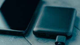 いよいよ始まった｢機内でモバイルバッテリー使用禁止｣に阿鼻叫喚！　"スマホの充電切れ"を異常に恐れる現代人の病理