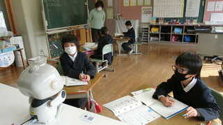 1年生は担任が直接指導、間接指導に当たる2年生の学習にユニボ先生を活用している様子（実証実験当時）