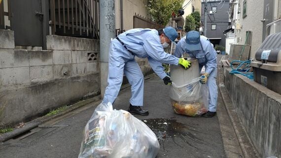 ゴミ袋に入れている様子