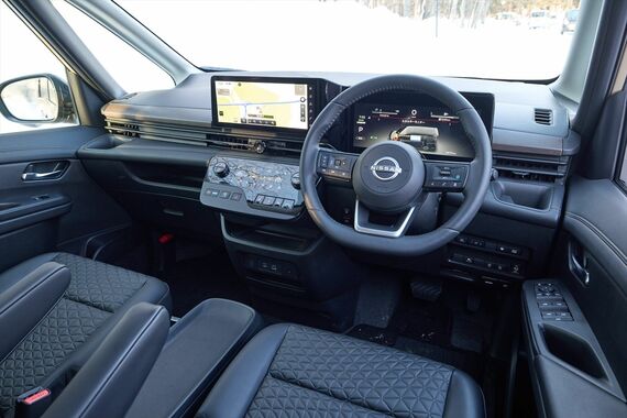 視界のいい室内空間もセレナの運転しやすさの理由のひとつ（写真：日産自動車）