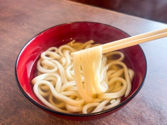 自社工場で作った打ちたての麺