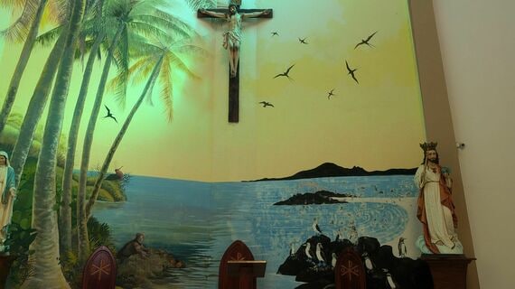 イザベラ島の教会内部