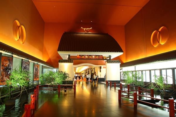 １階にある「招きの大門」。写真スポットの一つだ