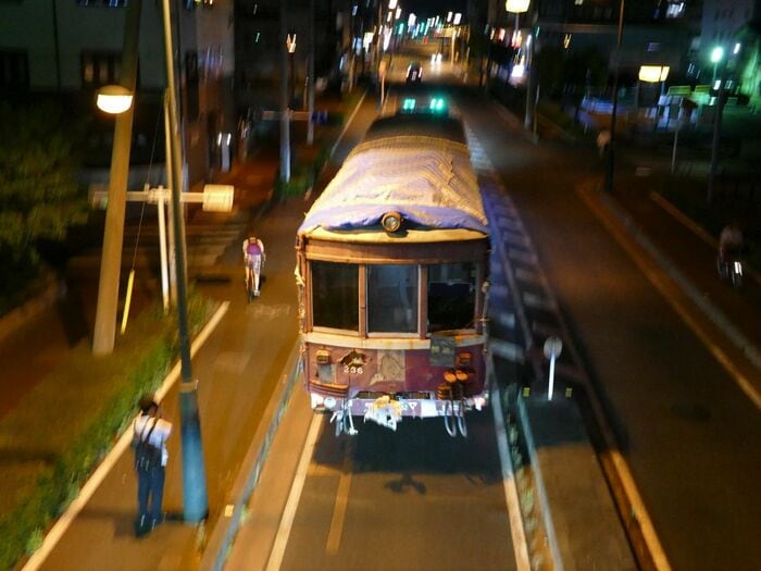 横浜へ向けて出発するデハ230形