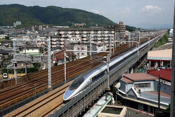 阪急京都線と並走する水無瀬付近を行く500系