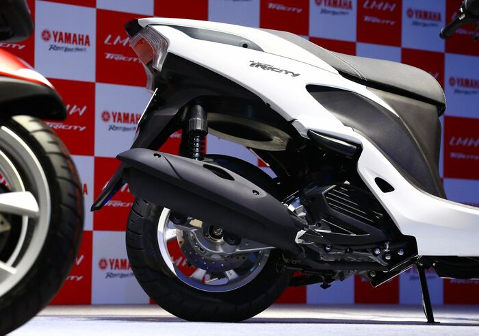 後輪は普通のスクーターと同じだが