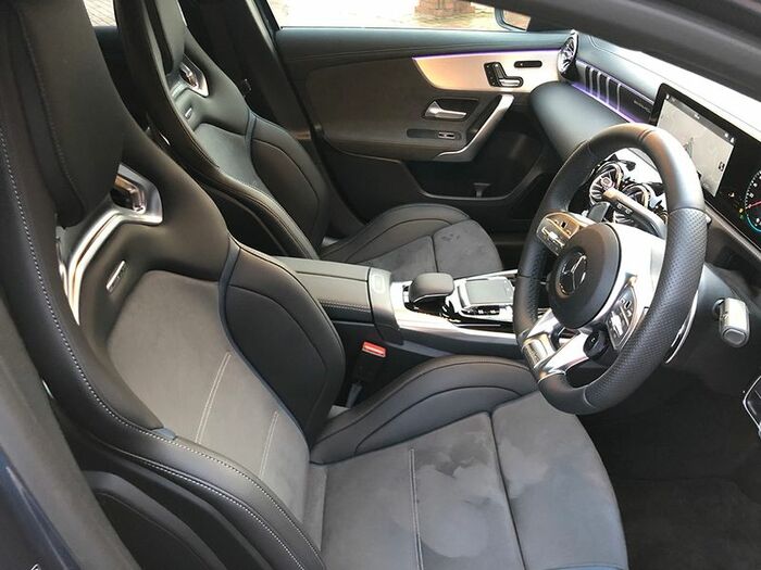 小径ステアリングホイールには専用スポーツシート