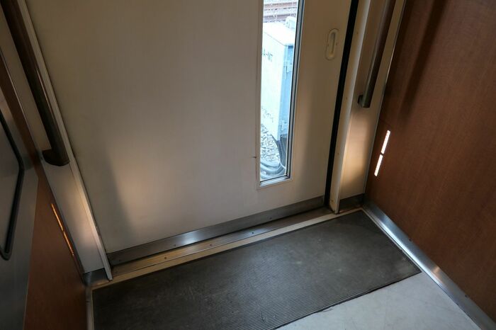 ドアの足元にも照明がある