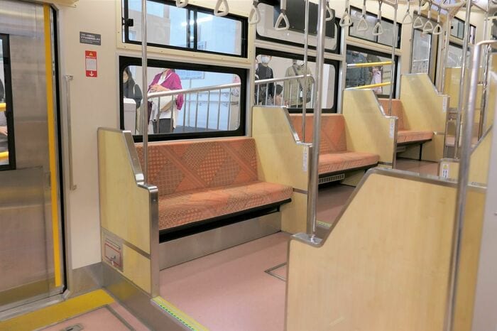 ケーブルカーにはめずらしいロングシートの車内
