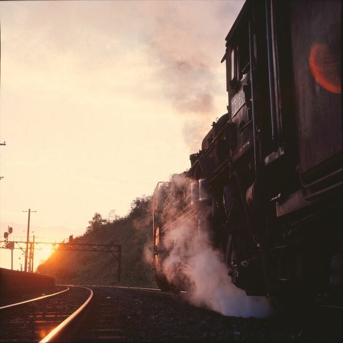 小沢駅を出発するD51形蒸気機関車