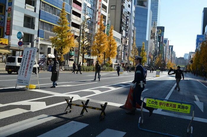 歩行者天国の設営作業