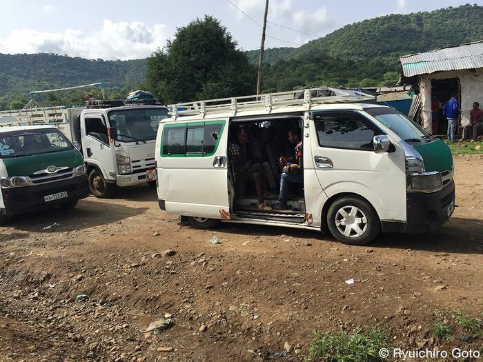襲撃をうけたミニバス―車内には血が飛び散っていた