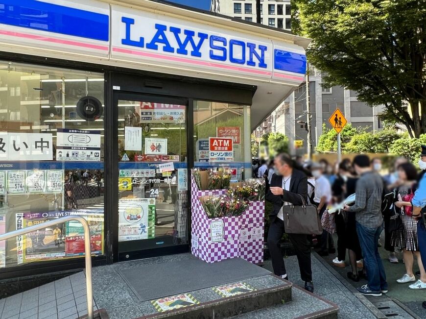 ローソンの仏花セットが次から次に売れる（東洋経済オンライン編集部撮影）