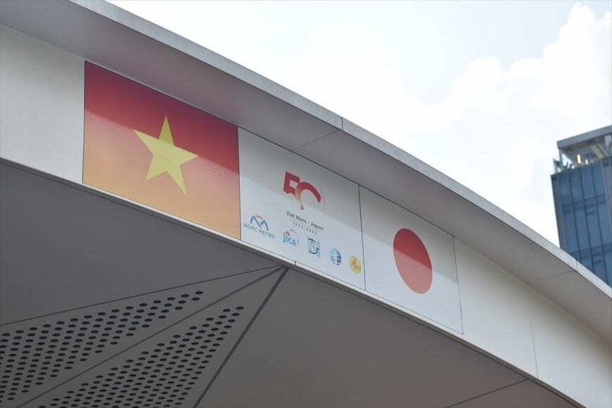 ベンタイン駅入口の屋根部分には、日本・ベトナム国交樹立50周年のロゴが設置されていた（筆者撮影）