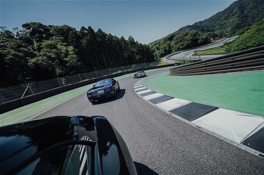 ロールス・ロイス「ブラック・バッジ・スペクター」（写真：ロールス・ロイス・モーター・カーズ）