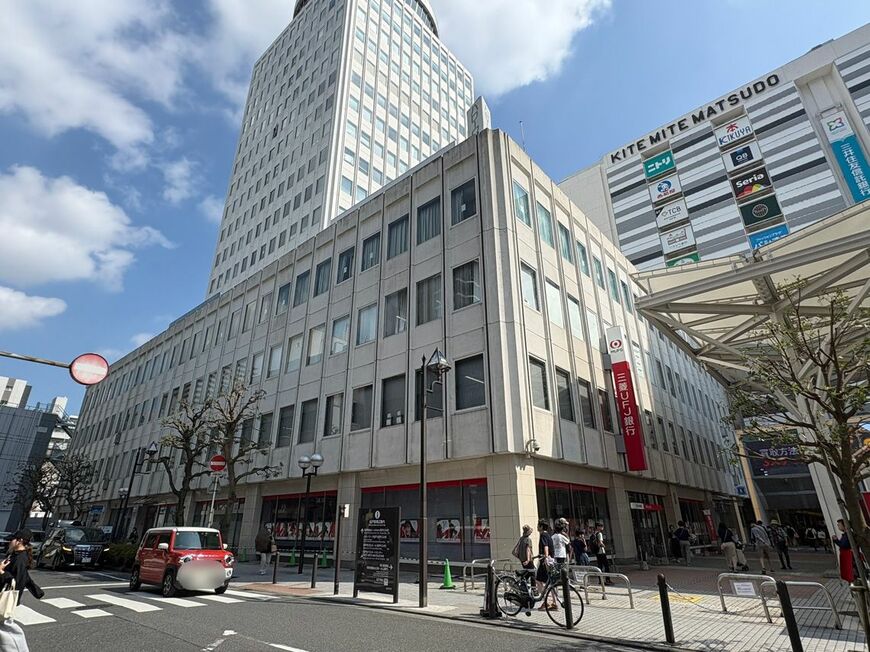 キテミテマツドに隣接するビルには、ハローワークや松戸市文化ホールが入居している。この周辺のにぎわいは公共施設によるものも大きい（写真：筆者撮影）