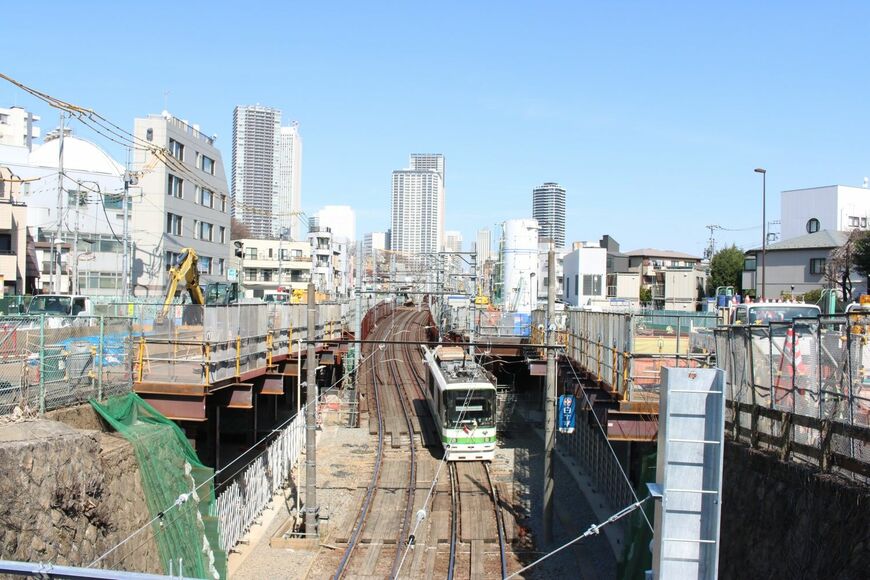 鬼子母神前から下る都電荒川線