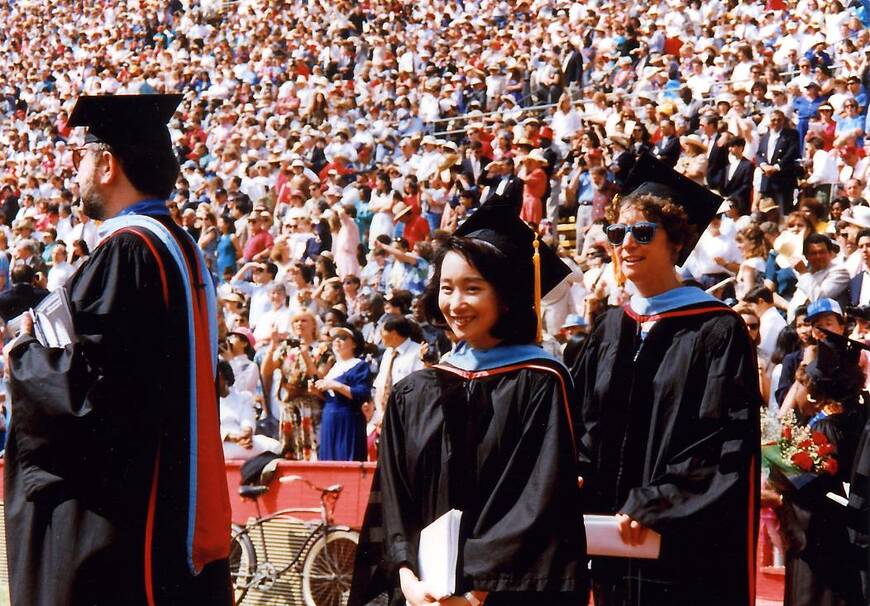 スタンフォード大学大学院の卒業式に出席するアグネスさん