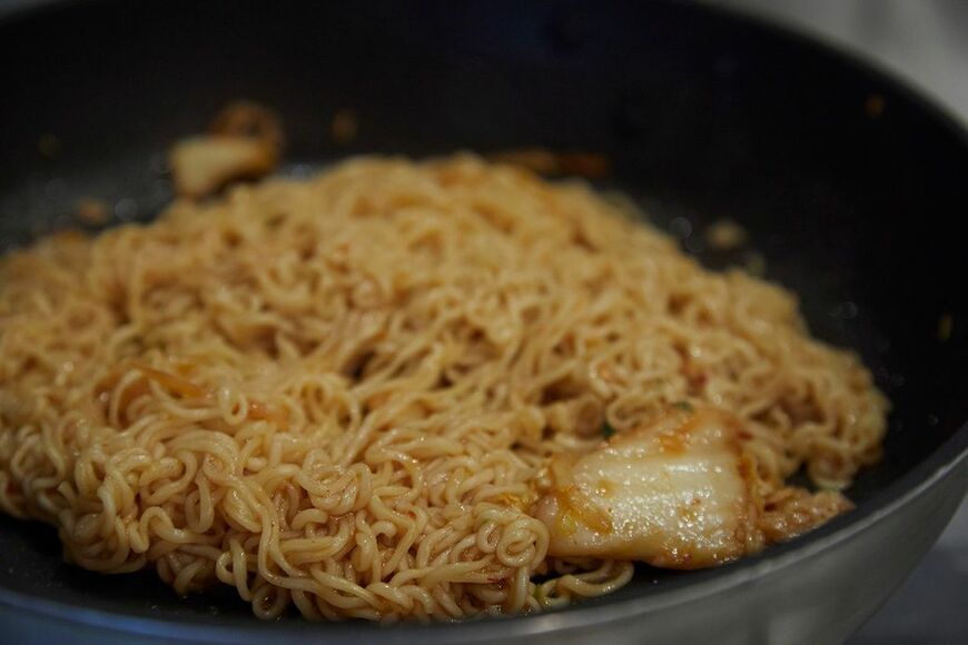このまま食べても美味しいのですが、仕上げにもうひと工夫加えるのが野本流です（写真：吉澤健太）