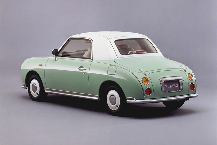 キャンバストップを収めるためにスペースを割いていることがわかるリヤスタイル（写真：日産自動車）