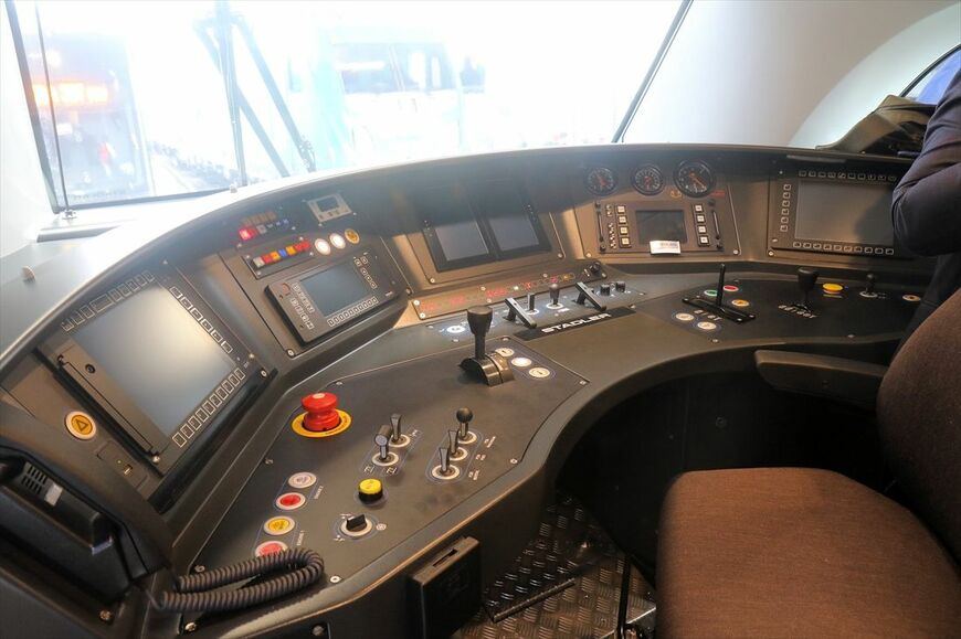 シュタドラーEuro9000の運転台（撮影：橋爪智之）