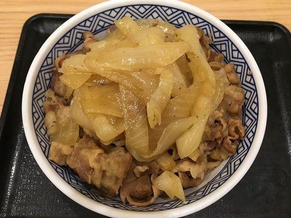 ねぎだく牛丼（並盛税抜き454円）。甘味が最大に引き出され、なおかつ歯ごたえを残した玉ねぎがどっさり味わえる。牛肉の量はそのままなので、ボリュームも十分（筆者撮影）