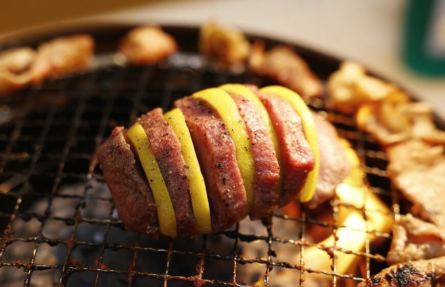 レモンを挟んで焼く、タン元の「“肉塊”レモン牛たん」1859円