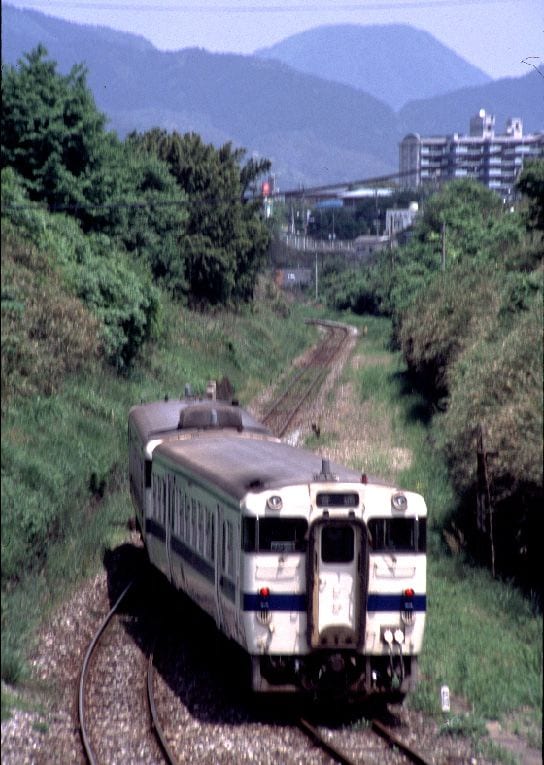 後藤寺線を走るキハ47形とキハ40形の2両編成（撮影：南正時）