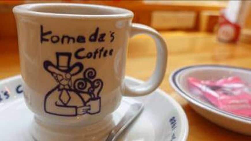 コメダ珈琲店のコーヒーカップは、味わいのあるプリントだ（筆者撮影）