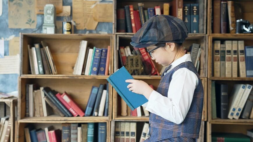 本を読む少年