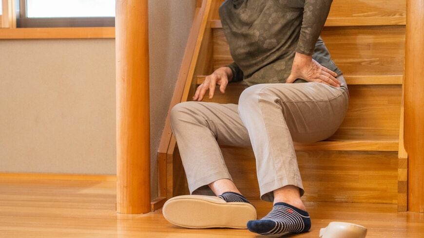 高齢期に入ると自宅転倒リスクが高まる（写真：ほんかお／PIXTA）