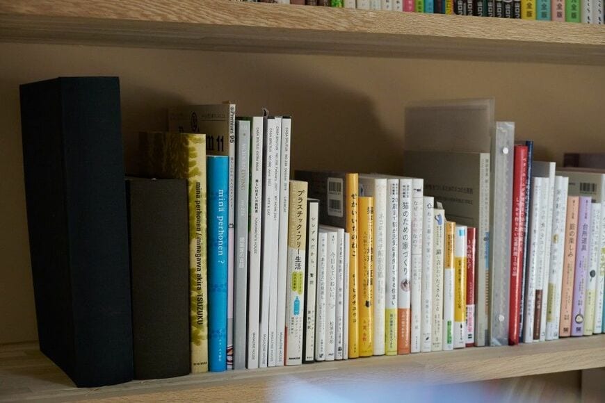 蔵書の中から、これは奥さまのコーナー。猫に関する本が目立つ（写真／平郡政宏）