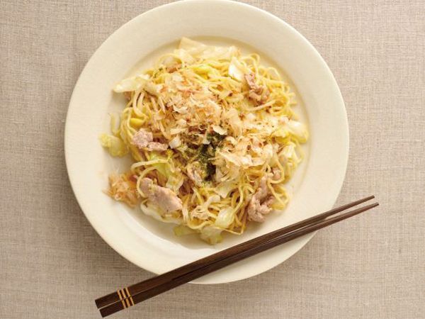 安部氏が開発した「甘酢」さえ用意すれば、10分で簡単に作れる「味わいマイルド ソース焼きそば」（撮影：佳川奈央）