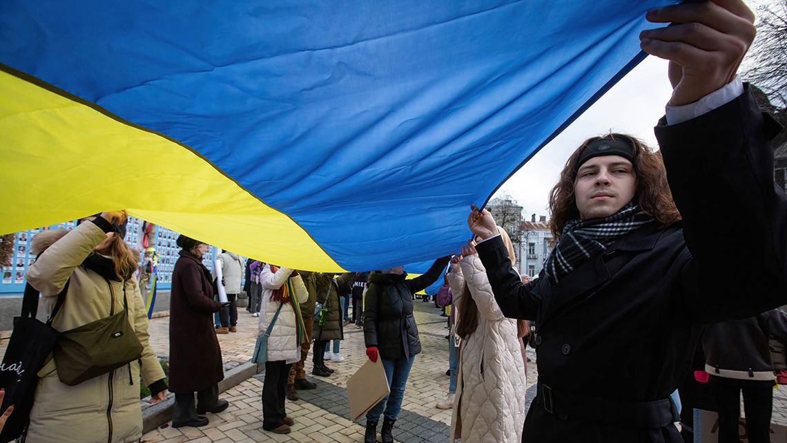 ウクライナの国旗を掲げる人々