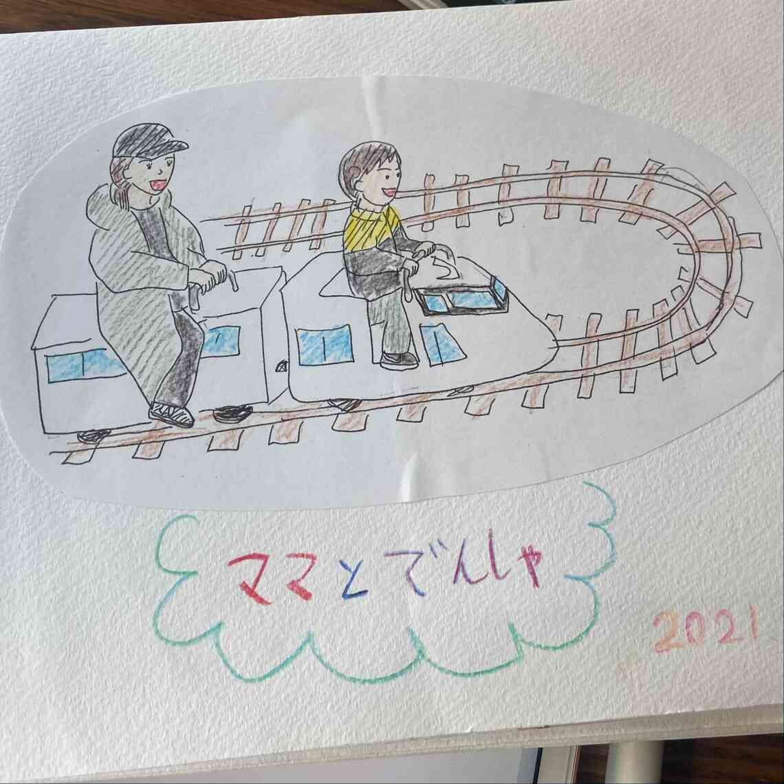 難聴児の療育に有効なのが絵日記で、体験したことの絵を見ながらコミュニケーションを取ることで言語の訓練につながるのだそう。この絵日記制作担当はロマチさんで（今は息子さんと共同制作）、イラストや写真満載の凝ったつくりに驚きました（写真：著者撮影）