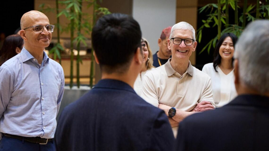 これまで秘密のベールに包まれていたアップル YTC（Yokohama Technology Center）に日本のサプライヤー4社が集められ、アップル社ティム・クックCEOに提供技術やアップルとの関係についてプレゼンテーションを行った。AGCのプレゼンを聞くクックCEO（写真：アップル）