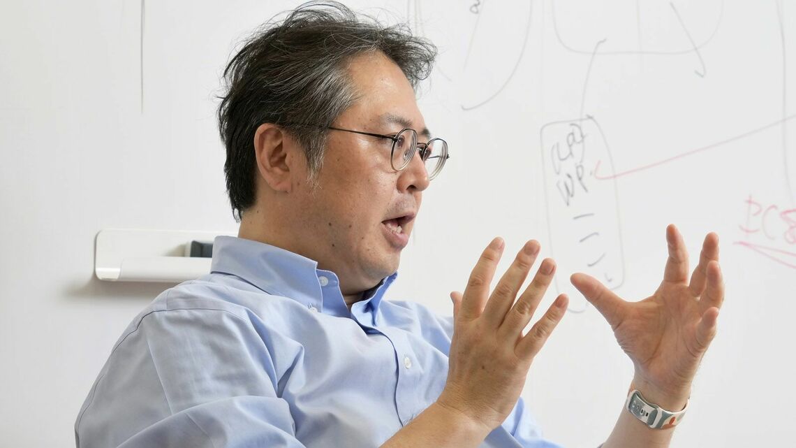 慶應大学環境情報学部教授の安宅和人氏。『シン・ニホン』『イシューからはじめよ』の著書で知られるテックの賢人が語り尽くす「ChatGPT」「教育」「日本人の未来」(撮影:梅谷秀司)