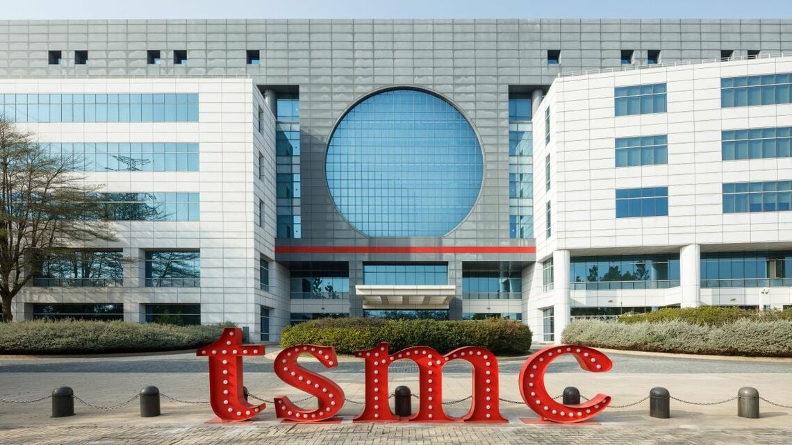 AI半導体の需要増で絶好調が続くTSMC。中国向け先端半導体輸出規制の影響を乗り越え、さらなる増収を見込んでいる（台南の工場入口、同社提供）