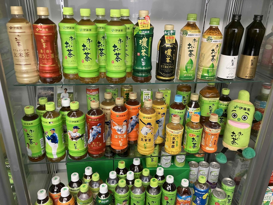 伊藤園の茶系飲料の例。「お～いお茶」のグローバルアンバサダーである大谷翔平選手のラベル（限定販売で現在は販売終了）もあった（筆者撮影）