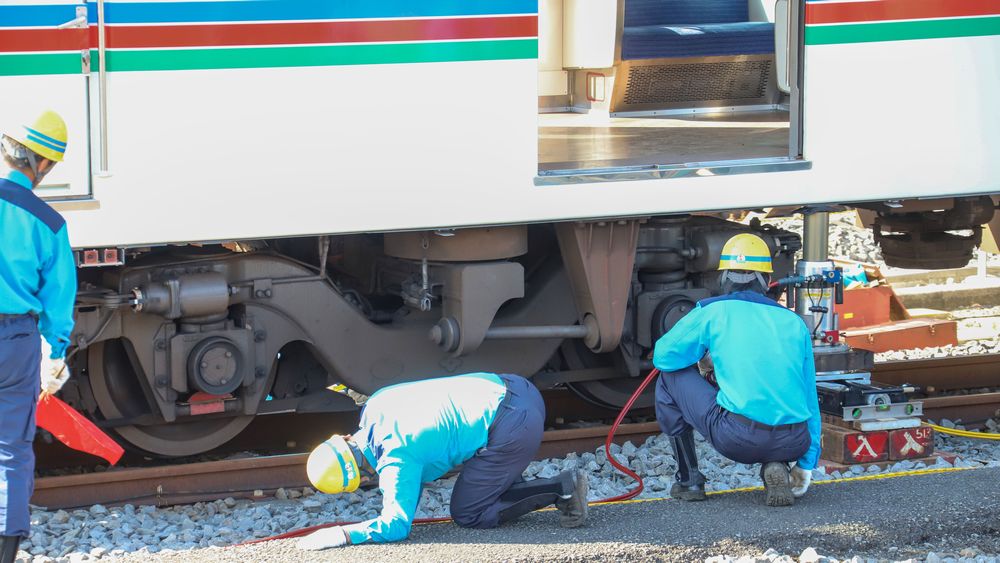 脱線した車両を線路に戻す作業では脱線復旧機材が大活躍する（西武鉄道異常時訓練にて筆者撮影）