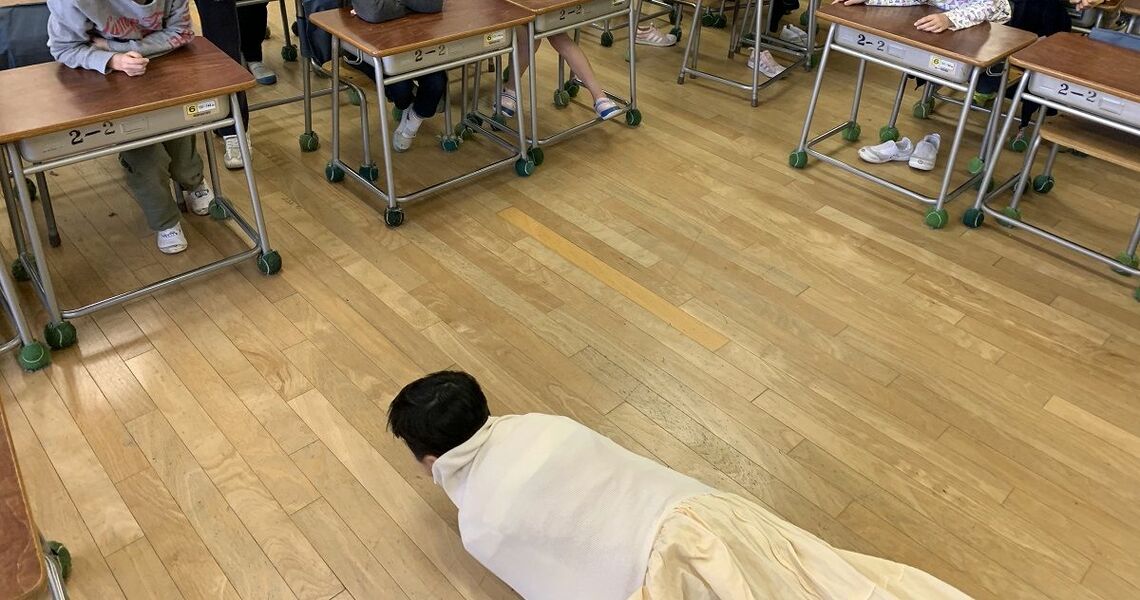 2年生で行う「出産体験」の授業。手を使わずに、子宮から産道を通って生まれてくる体験をする。授業後しばらくは、休み時間などに出産体験を希望する子が続出するほど大人気の授業だ。（写真：和光鶴川小学校提供）