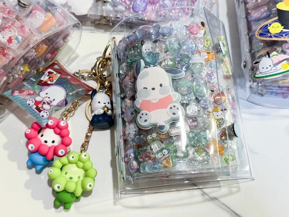 ミャクミャク仕様のポチャッコのキーホルダーで自分らしく仕上げたシール帳（写真：あややさん提供）